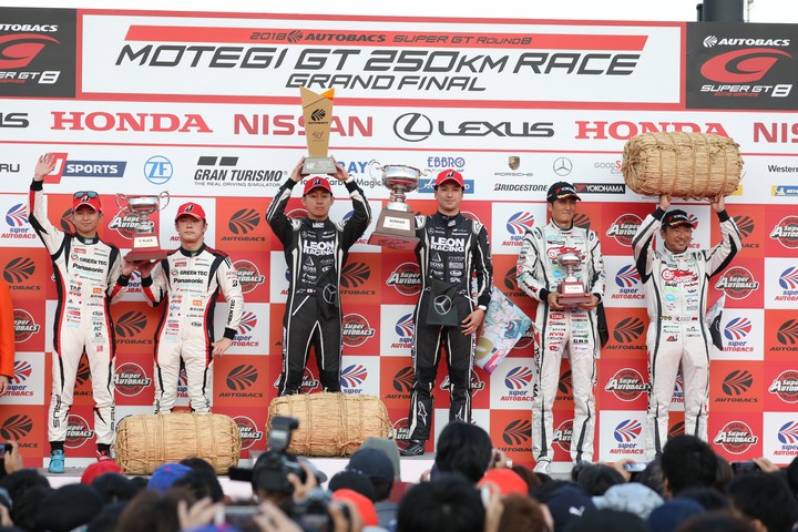 表彰式: GT300クラスのトップ3チーム