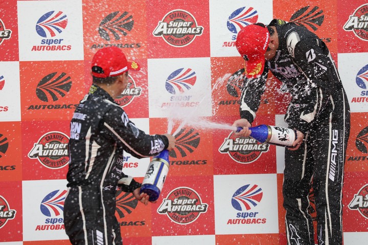 表彰式: GT300クラスのシャンパンファイト