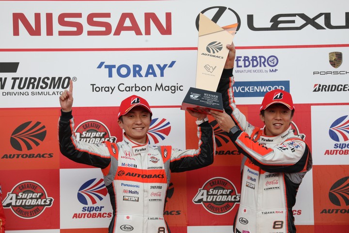 表彰式: GT500クラス優勝の野尻智紀と伊沢拓也（AUTOBACS RACING TEAM AGURI）