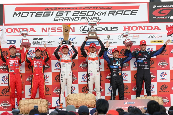 表彰式: GT500クラスのトップ3チーム