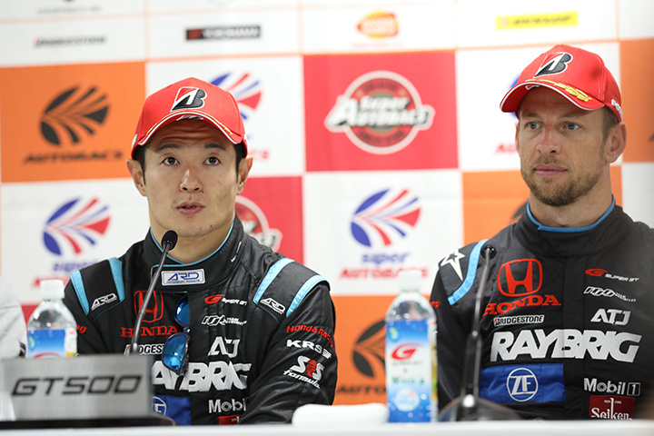 チャンピオン記者会見: GT500クラスチャンピオンの山本尚貴とジェンソン・バトン（TEAM KUNIMITSU）