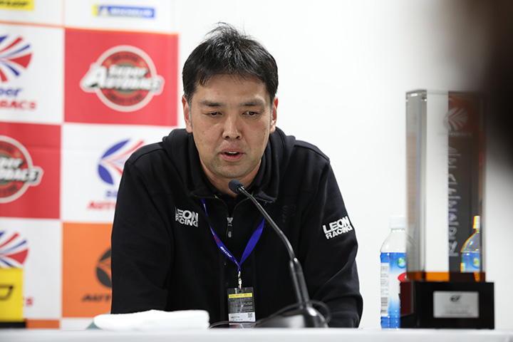 チャンピオン記者会見: GT300クラスチャンピオンの溝田唯司監督（K2 R&D LEON RACING）