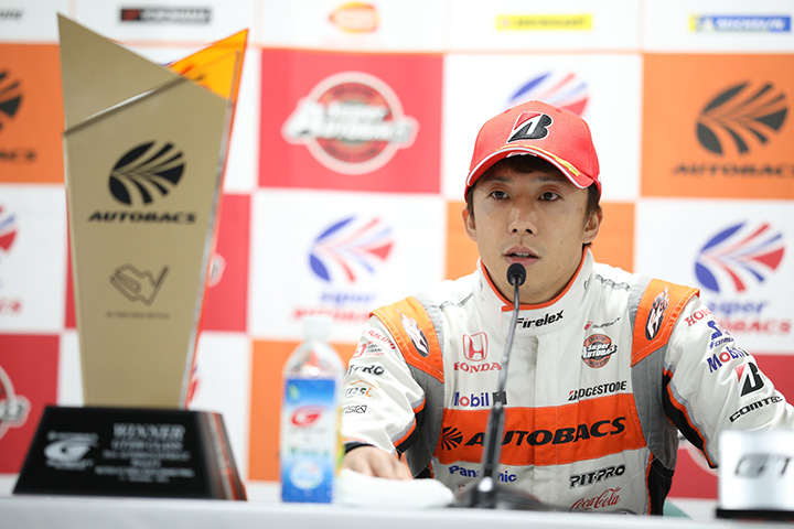 決勝記者会見: GT500クラスで優勝した伊沢拓也（AUTOBACS RACING TEAM AGURI）