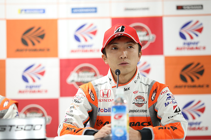 決勝記者会見: GT500クラスで優勝した野尻智紀（AUTOBACS RACING TEAM AGURI）