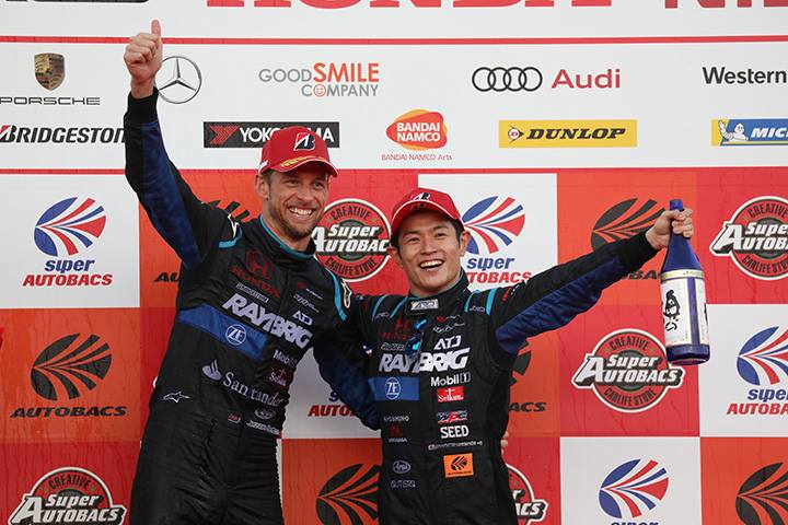 表彰式: チャンピオンに輝いたジェンソン・バトンと山本尚貴（TEAM KUNIMITSU）