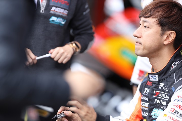 ピットウォーク: 石浦宏明（P.MU/CERUMO · INGING）