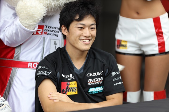 ピットウォーク: 国本雄資（P.MU/CERUMO · INGING）