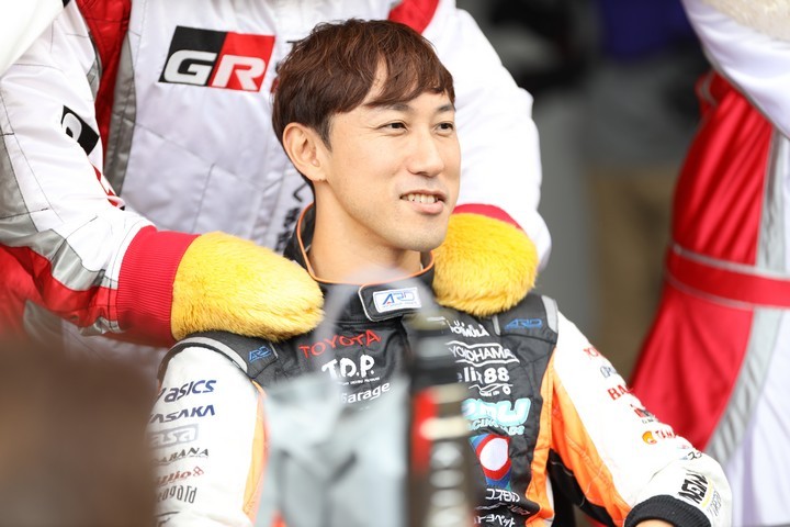 ピットウォーク: 石浦宏明（P.MU/CERUMO · INGING）