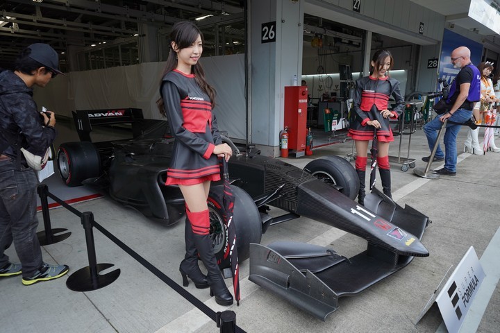 ピットウォーク: レースクイーン