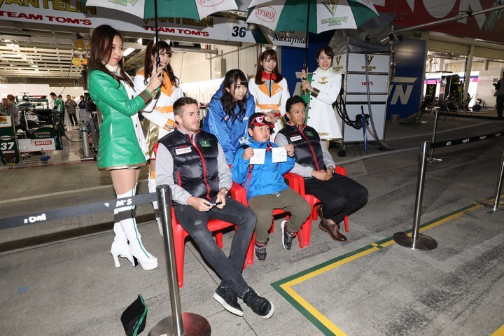 キッズピットウォーク: ジェームス・ロシターと中嶋一貴（VANTELIN TEAM TOM’S）