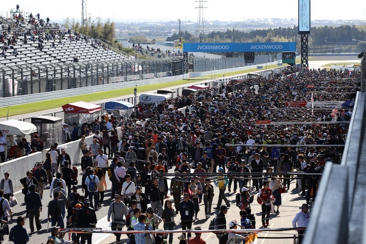 ピットウォーク: 多くのファンでにぎわった