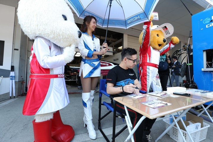 ピットウォーク: 小林可夢偉（carrozzeria Team KCMG）