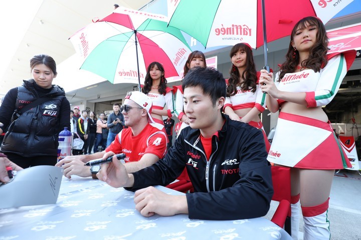 ピットウォーク: 山下健太とニック・キャシディ（KONDO RACING）