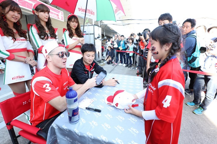 ピットウォーク: ニック・キャシディと山下健太（KONDO RACING）