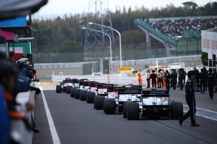 スタート進行: ピットロードに並ぶSF14