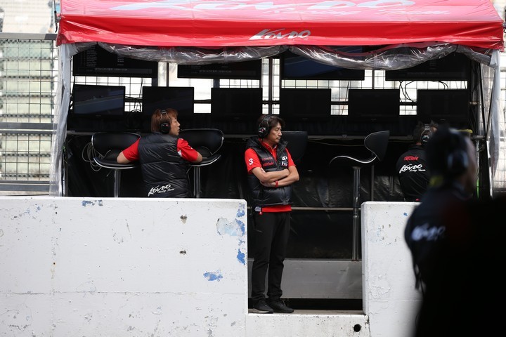 スタート進行: 近藤真彦監督（KONDO RACING）