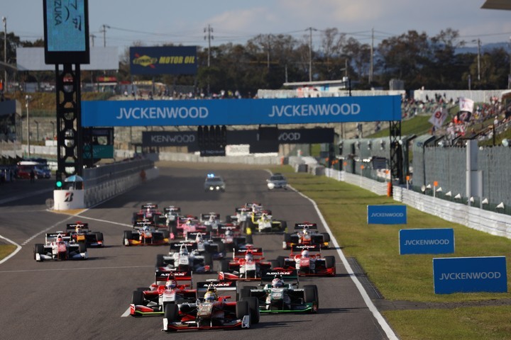 決勝レース: 43周のレースがスタートした