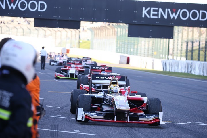 決勝レース: フィニッシュ後に戻ってきたSF14