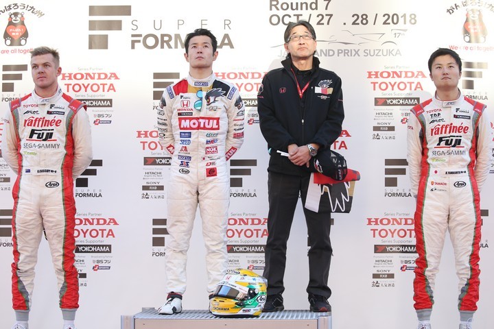 表彰式: トップ3のドライバーとチーム監督