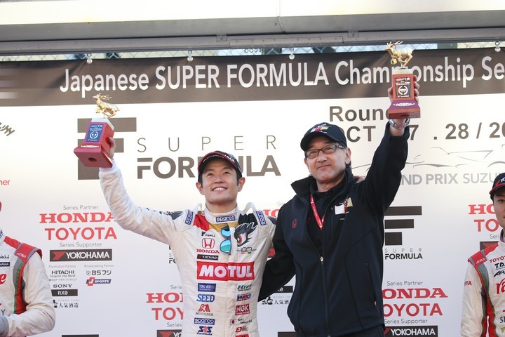 表彰式: 山本尚貴と手塚長孝監督（TEAM MUGEN）