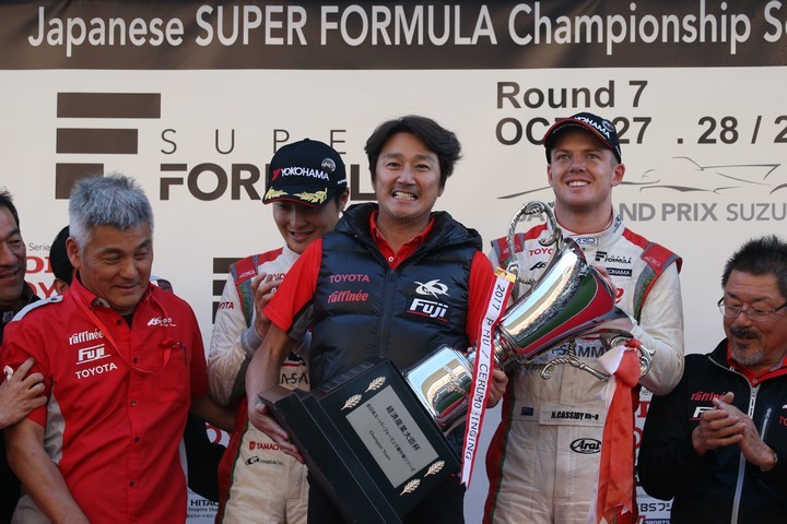 表彰式: チームチャンピオンを獲得したコンドーレーシングの近藤真彦監督