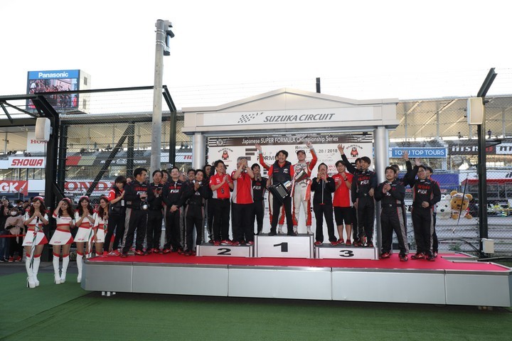 表彰式: コンドーレーシングの面々