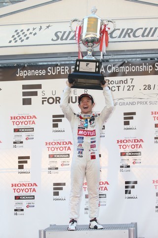 表彰式: ドライバーズチャンピオンを獲得した山本尚貴（TEAM MUGEN）