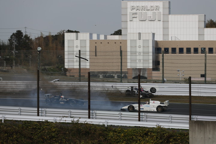 荒川麟と接触してクラッシュする澤龍之介