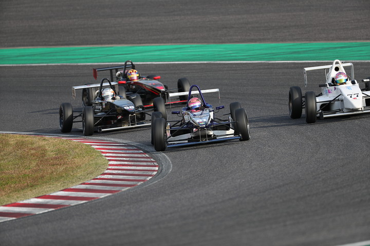 激しいトップ争いを繰り広げる先頭集団