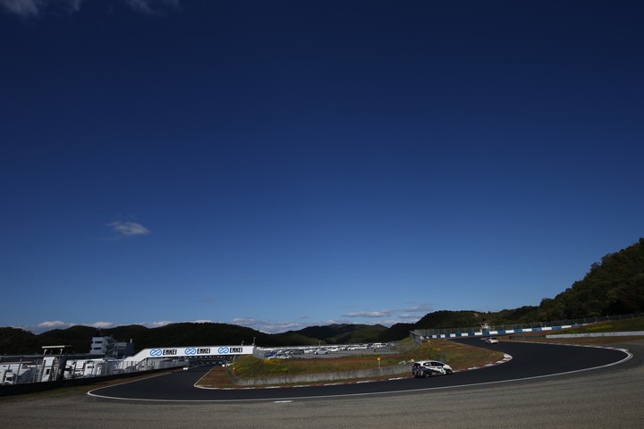 公式予選: レッドマンコーナーを回り込むS耐マシン