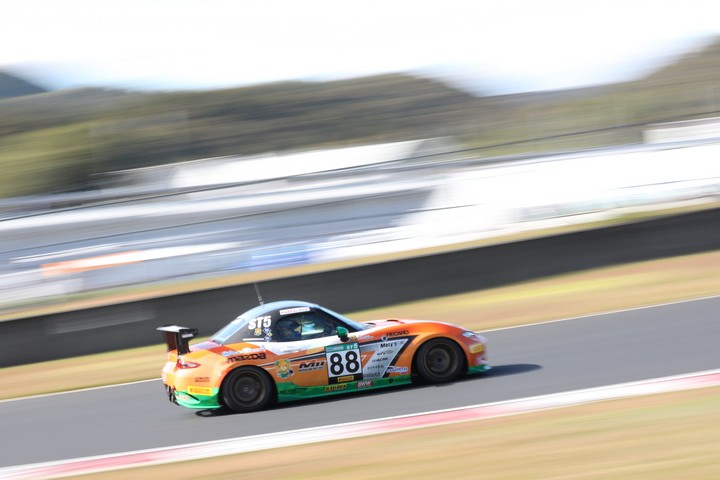 公式予選: 村上博幸／山谷直樹／脇谷猛組（村上モータースMAZDAロードスター）