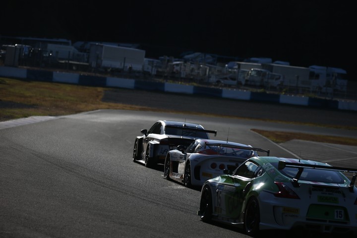 公式予選: マイクナイトコーナーへ向かうS耐マシン