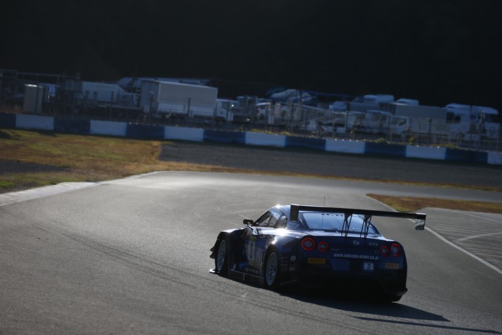 公式予選: マイクナイトコーナーへ向かうS耐マシン