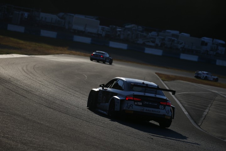 公式予選: マイクナイトコーナーへ向かうS耐マシン