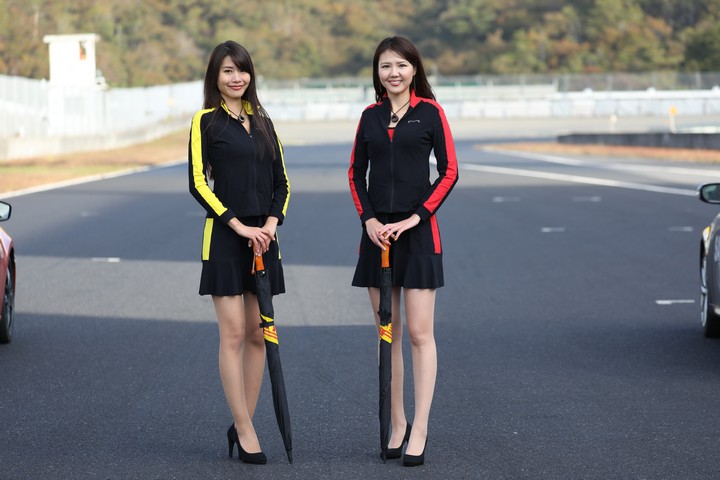 グループ2決勝: グリッドガール