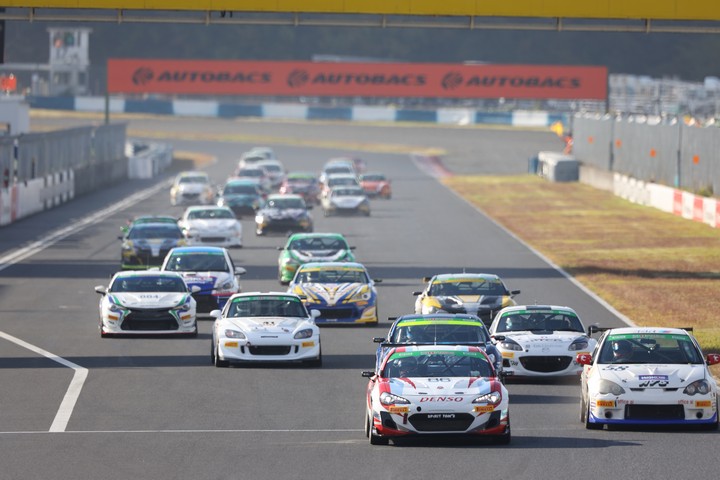 グループ2決勝: 3時間の耐久レースが始まった