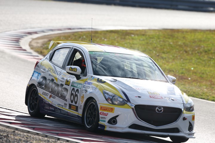 グループ2決勝: 橋本陸／霜野誠友／武地孝幸組（odula Idia MAZDAデミオ15MB）