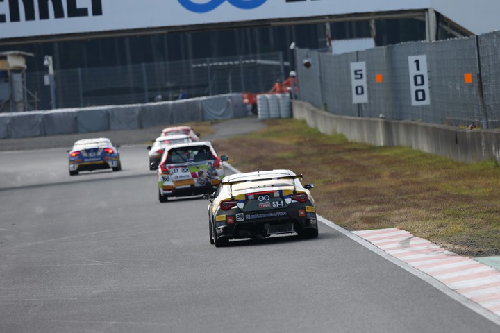 グループ2決勝: レッドマンコーナーへ向かうS耐マシン