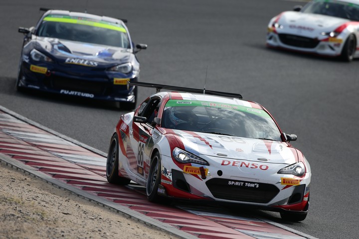 グループ2決勝: 松井孝允／坪井翔／中山雄一組（TOM'S SPIRIT 86）