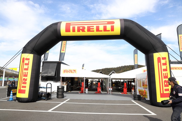 オフィシャルタイヤサプライヤー・ピレリのタイヤサービス基地