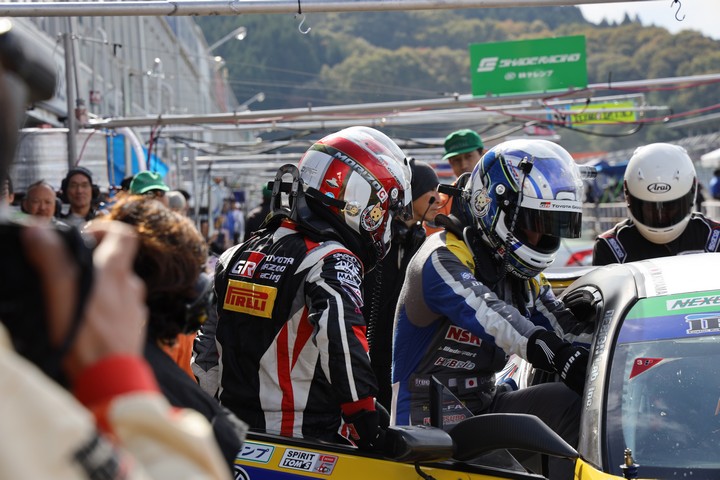 グループ2決勝: マシンから降りるトヨタ自動車・豊田章男社長