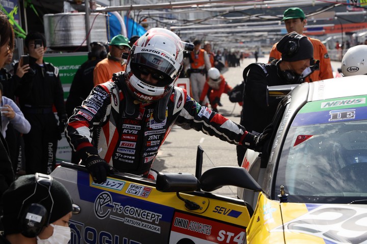 グループ2決勝: マシンから降りるトヨタ自動車・豊田章男社長