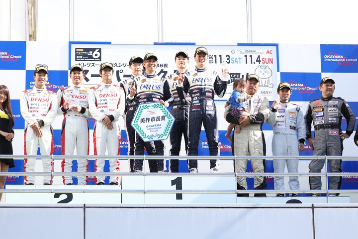 グループ2表彰式: ST-4クラスのトップ3チーム