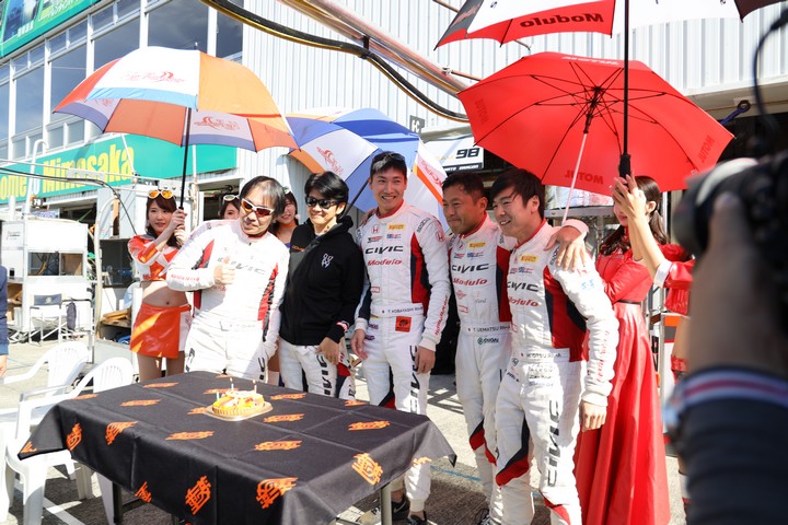 ピットウォーク: 小林崇志選手（DOME RACING）の誕生パーティー