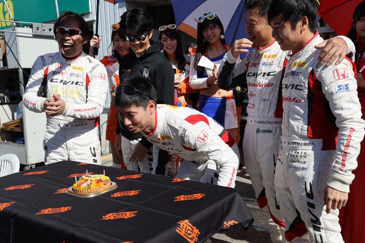 ピットウォーク: 小林崇志選手（DOME RACING）の誕生パーティー