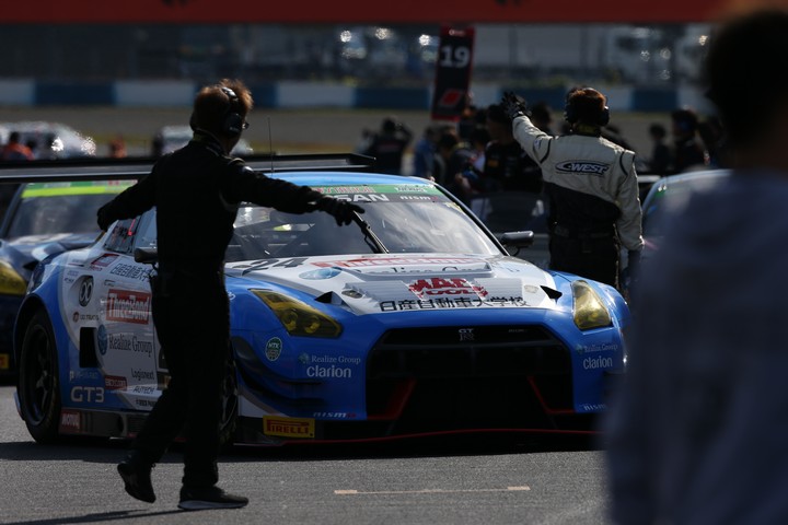 グループ1スタート進行: 内田優大／藤井誠暢／平峰一貴組（スリーボンド日産自動車大学校GT-R）