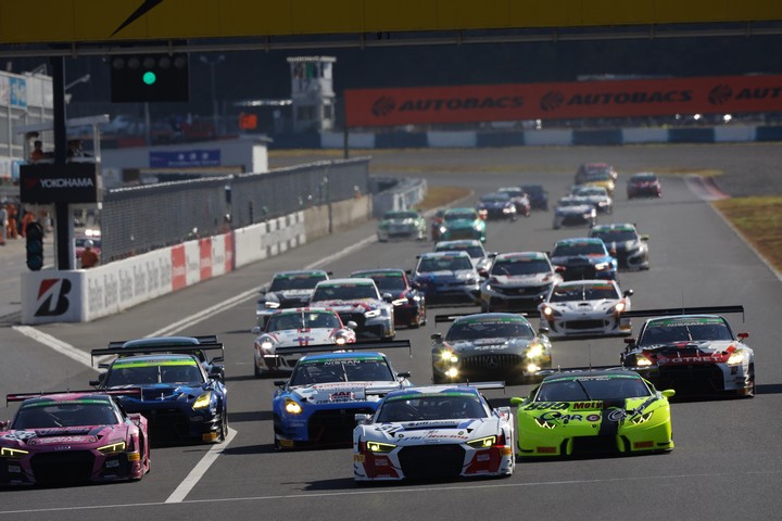 グループ1決勝: 3時間の耐久レースが始まった