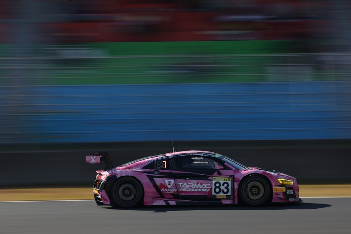 グループ1決勝: リム・キョンウィー／マティアス・ベシェ／メルビン・モー／川端伸太朗組（Phoenix Racing Asia R8）