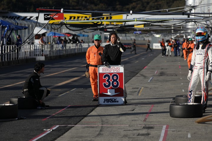muta Racing ADVICS IS 350 TWSを待つピットクルー