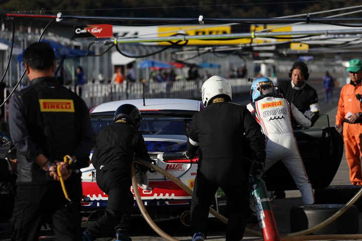 ピット作業を行う堀田誠／阪口良平組（muta Racing ADVICS IS 350 TWS）